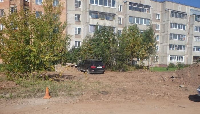 В Кирово-Чепецке пьяная бесправница на "Бэхе" влетела в бетонные плиты  