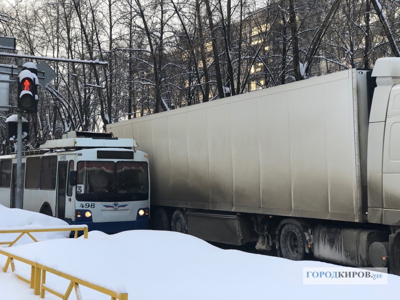 Два ДТП с участием троллейбусов  парализовали движение на Октябрьском проспекте