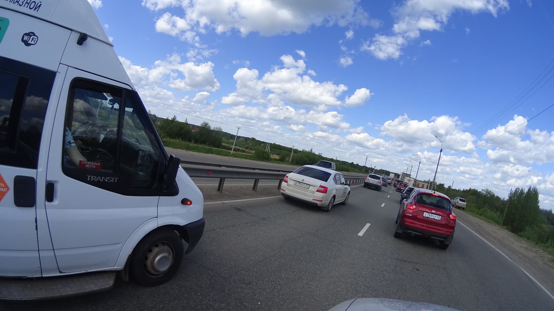 Из-за ремонта дороги выезд из города встал в пробке