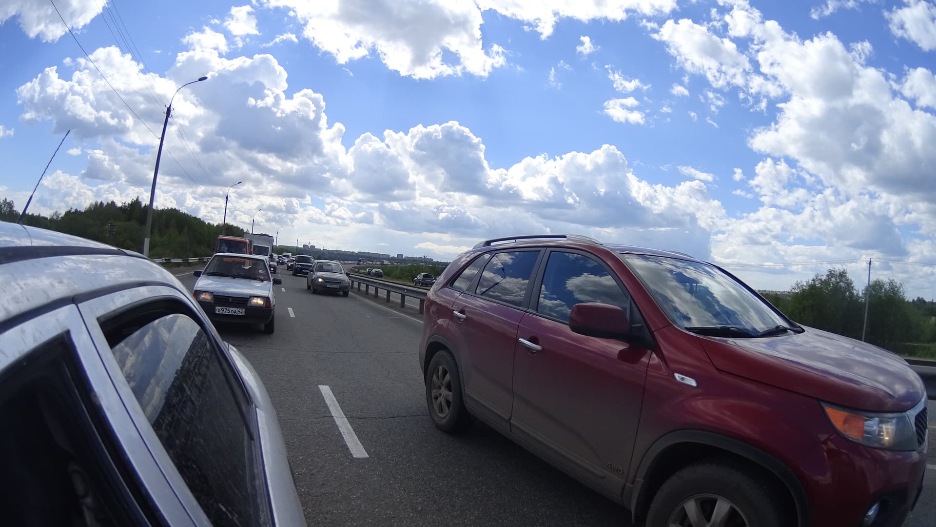 Из-за ремонта дороги выезд из города встал в пробке