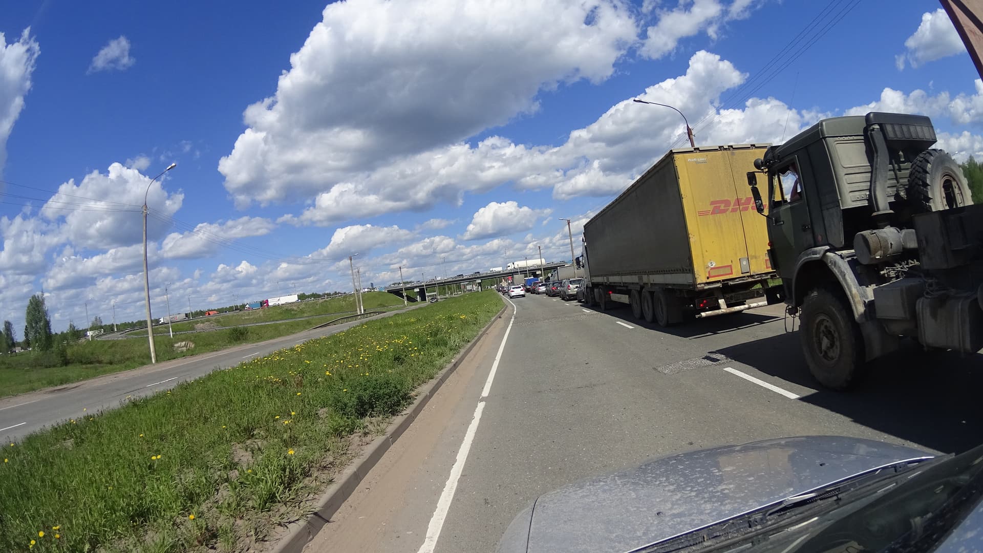 Из-за ремонта дороги выезд из города встал в пробке