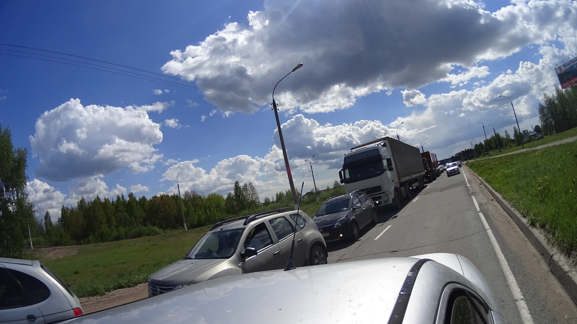 Из-за ремонта дороги выезд из города встал в пробке