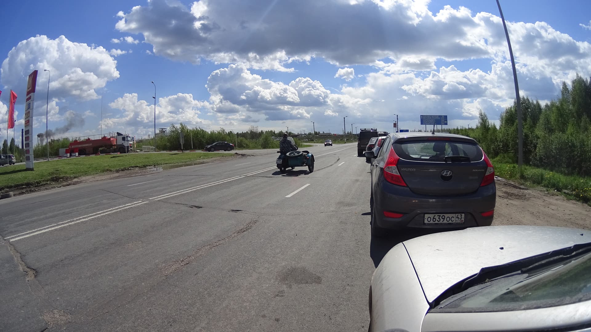 Из-за ремонта дороги выезд из города встал в пробке