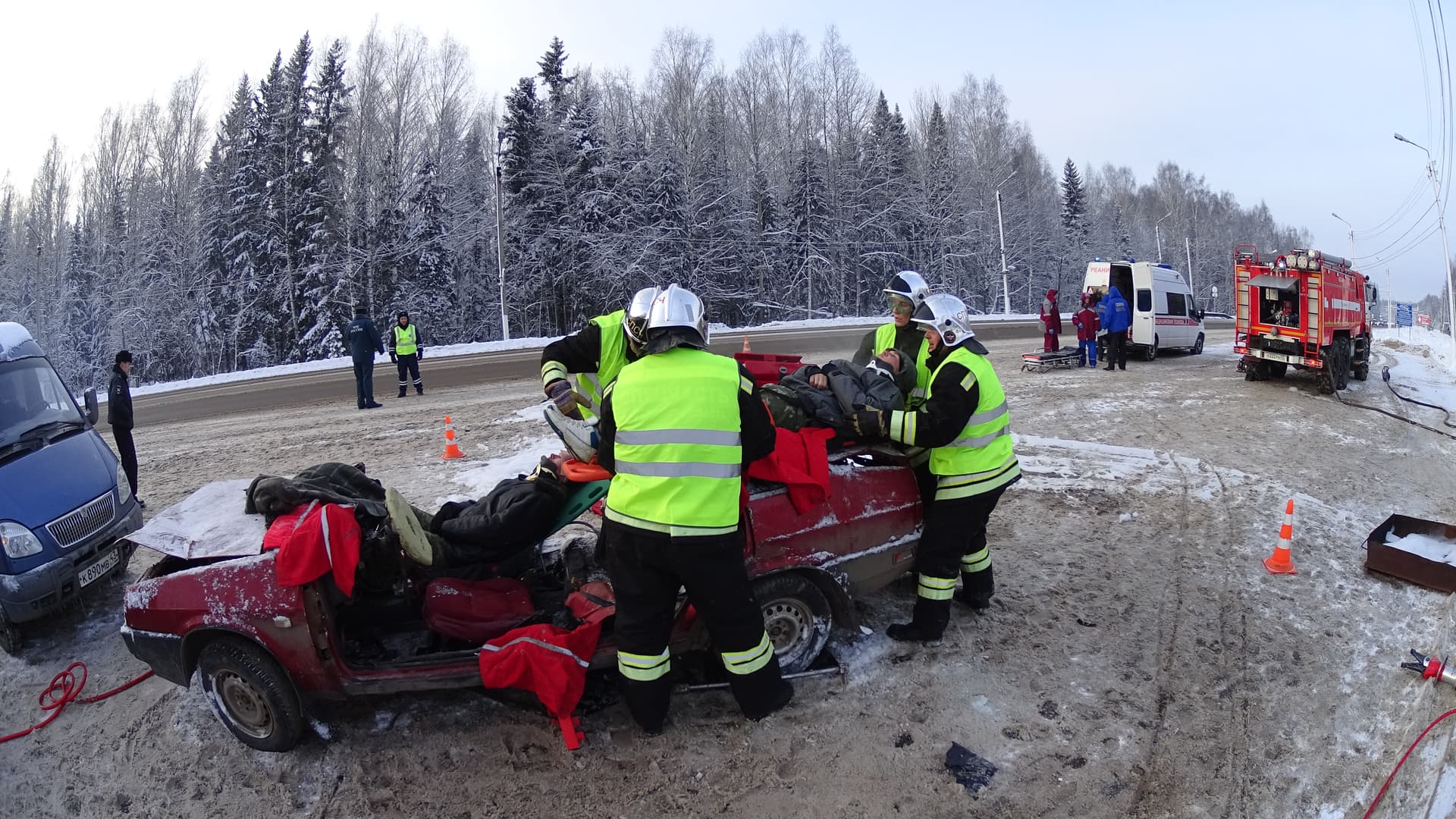 Спецоперация на выезде из Кирова: МЧС пришлось разрезать машину