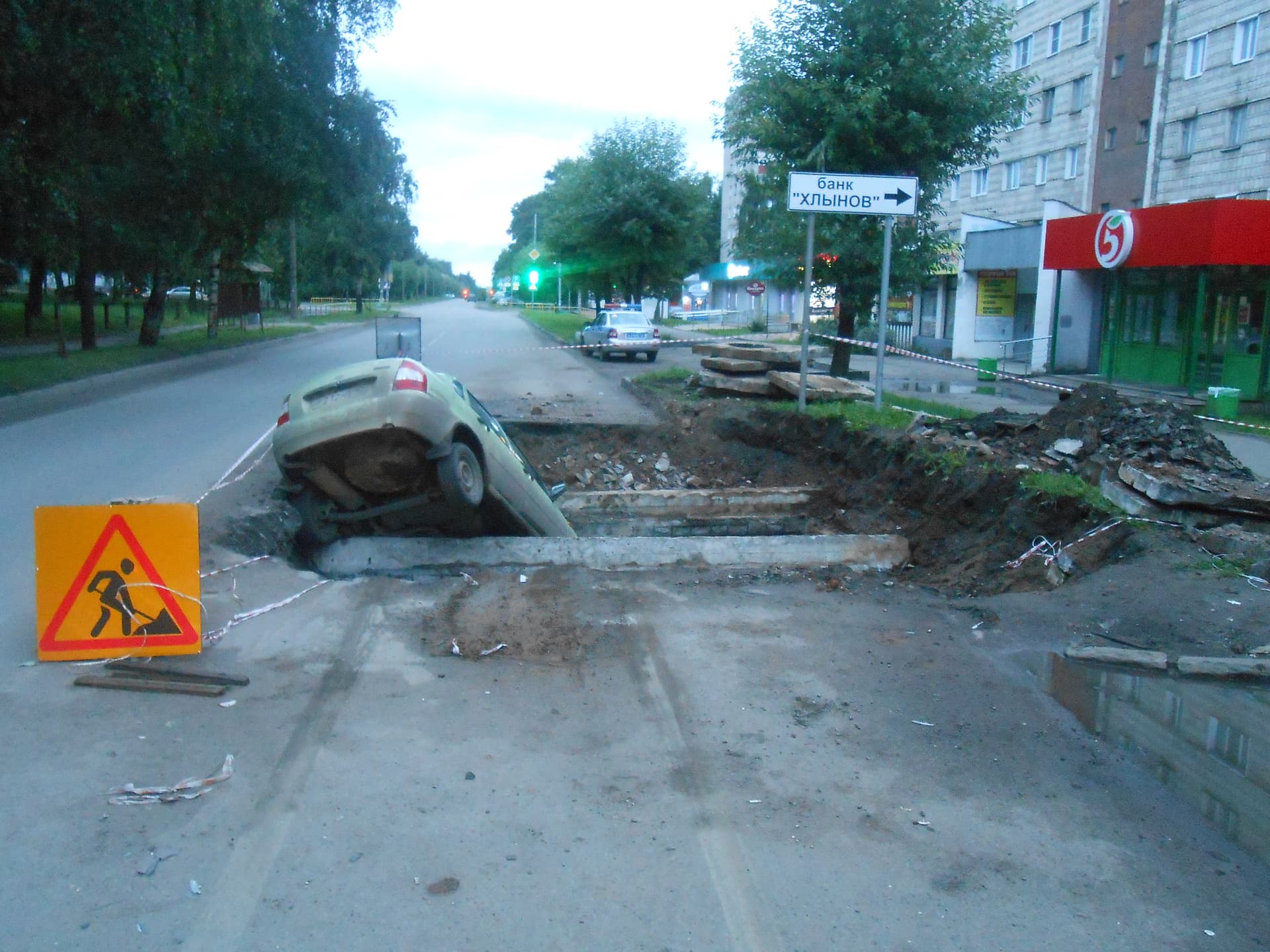 Kalina снесла бетонное ограждени и упала в теплотрассу на Некрасова