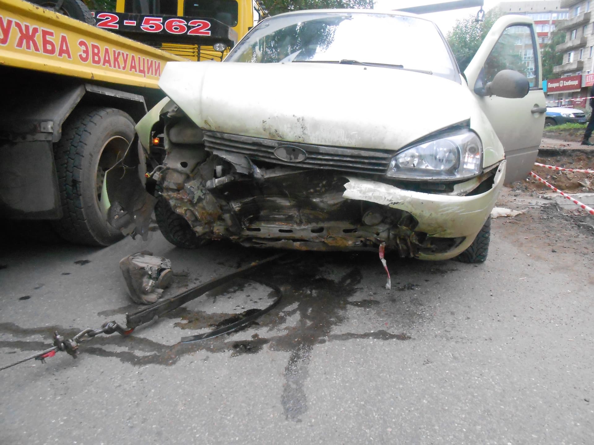 Kalina снесла бетонное ограждени и упала в теплотрассу на Некрасова