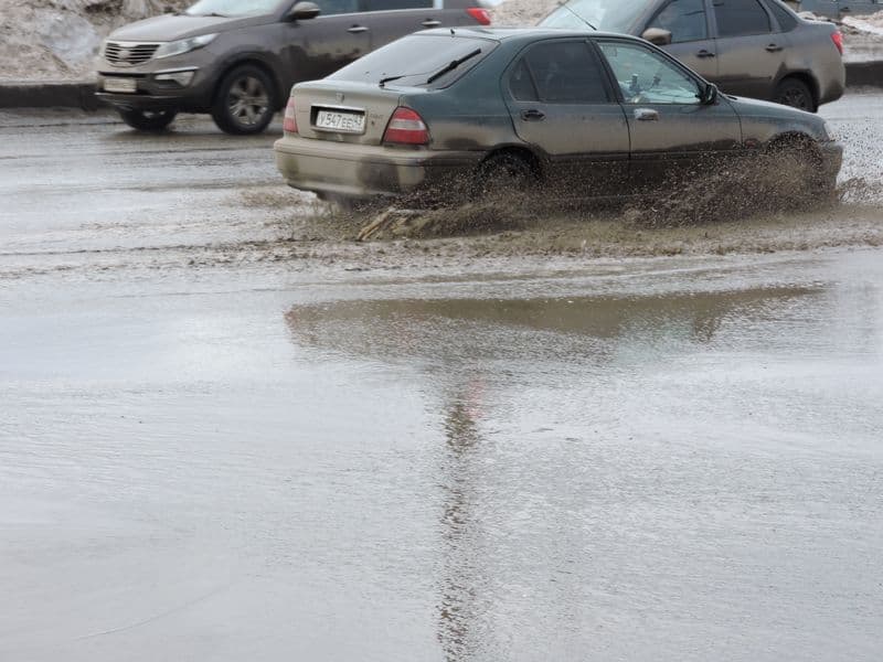 «Пришла весна — растаяли проблемы» : улица Московская утонула в воде