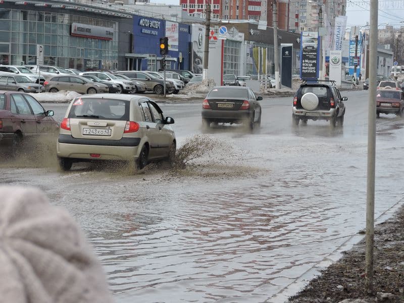«Пришла весна — растаяли проблемы» : улица Московская утонула в воде