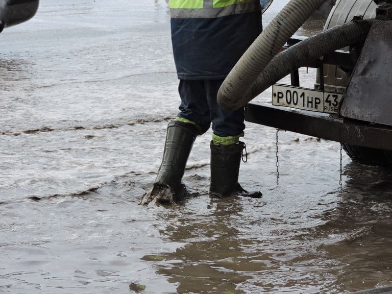 «Пришла весна — растаяли проблемы» : улица Московская утонула в воде