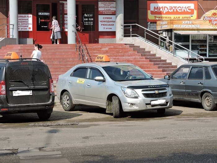 Стало известно, сколько зарабатывают таксисты и сколько их всего в России