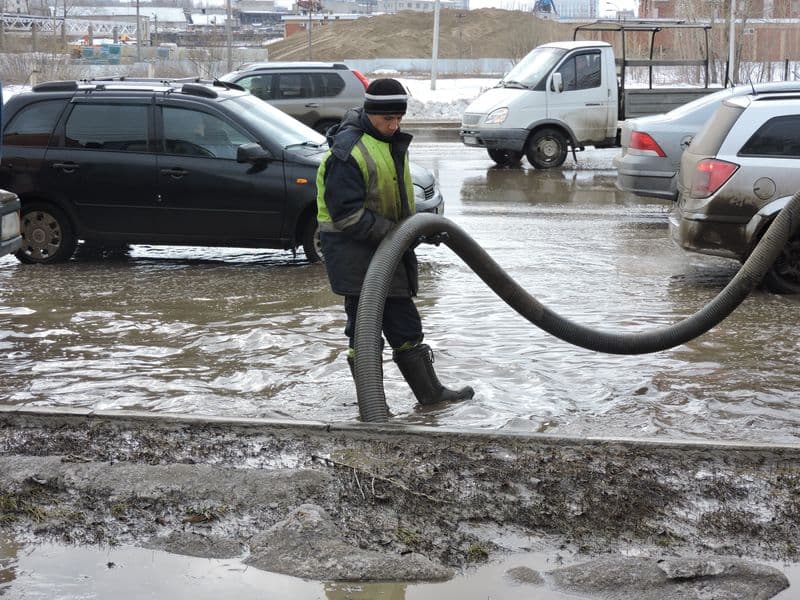 «Пришла весна — растаяли проблемы» : улица Московская утонула в воде