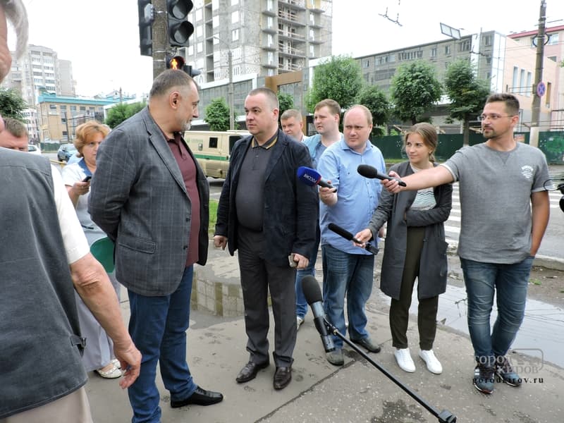 Пока Илья Шульгин проверял проблемные колодцы, кировчане доложили ему о каждой яме 