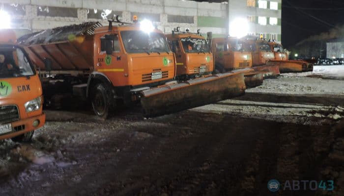 Кировские дорожники подготовили городские трассы к снегопаду