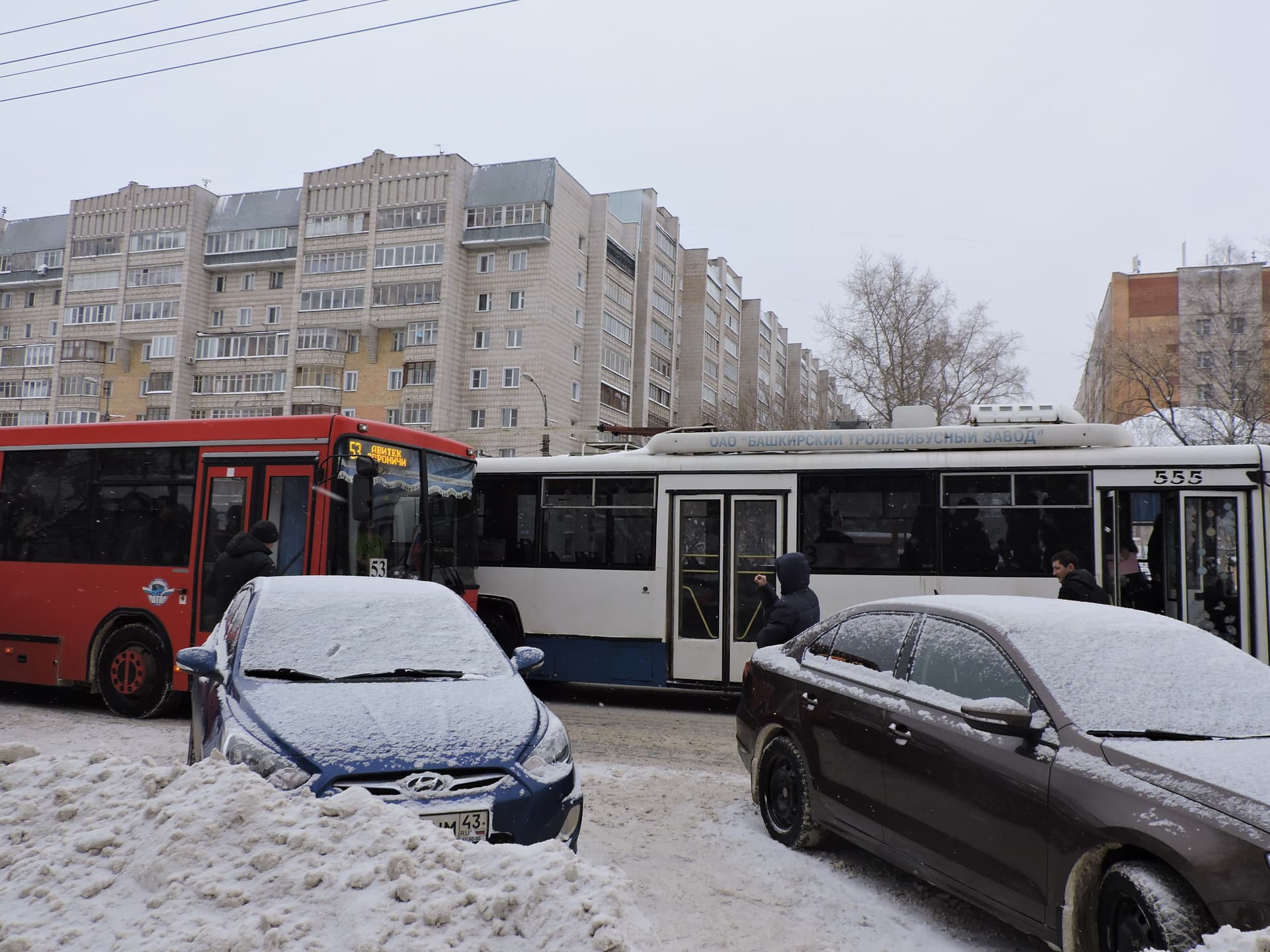 Троллейбус перегородил Октябрьский проспект