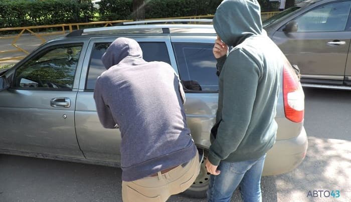 Уголовника со стажем и молодого парня накажут за угон «шестерки»