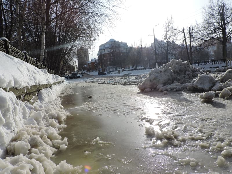 По Володарского в брод - на улице устраняют последствия прорыва