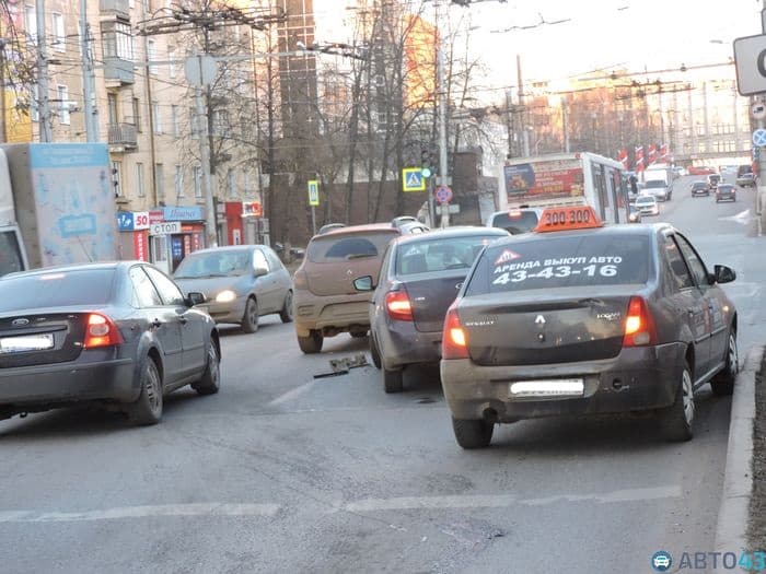 Тройное ДТП собрало огромную пробку на улице Московской