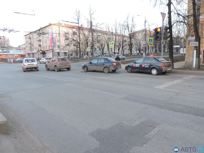Тройное ДТП собрало огромную пробку на улице Московской