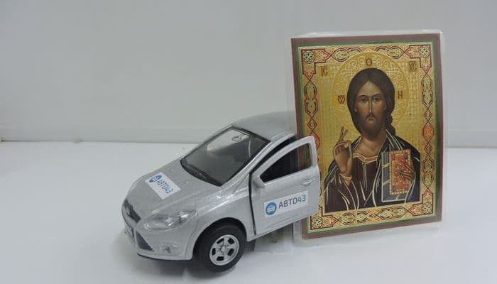 Сервис “Яндекс. Такси” запретил таксистам вешать иконки и четки