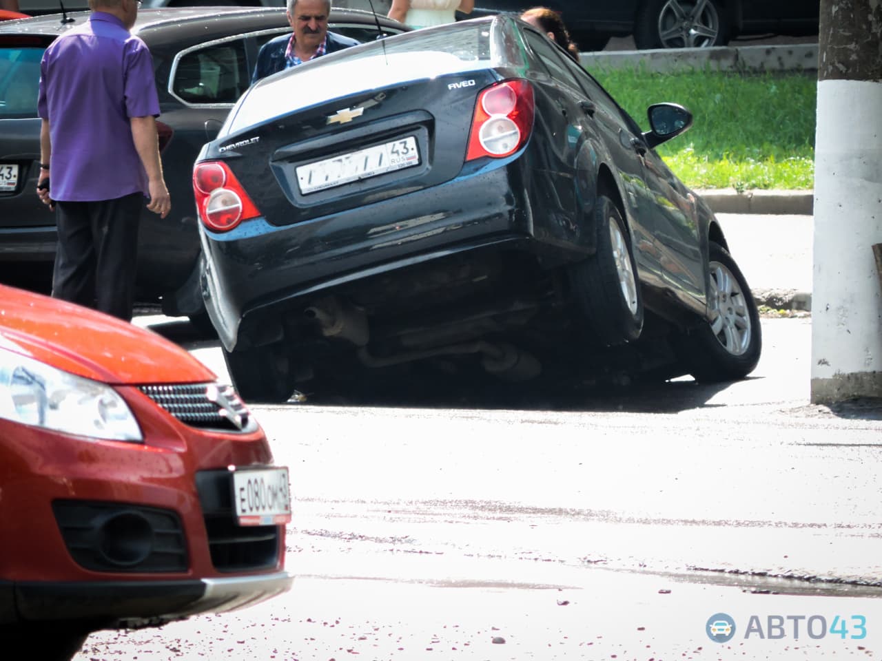 На Октябрьском проспекте под асфальт провалился Chevrolet