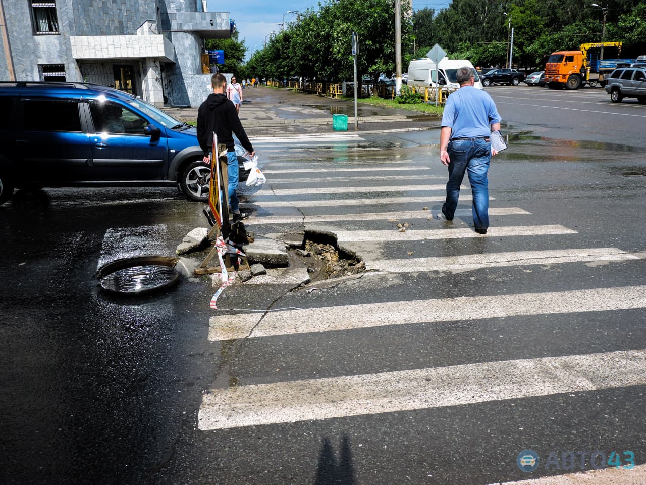 На Октябрьском проспекте под асфальт провалился Chevrolet
