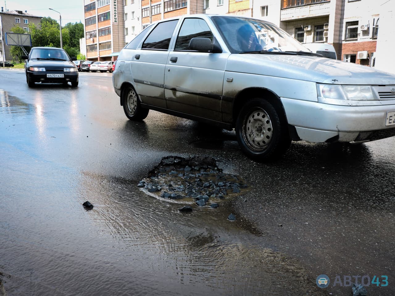На Октябрьском проспекте под асфальт провалился Chevrolet