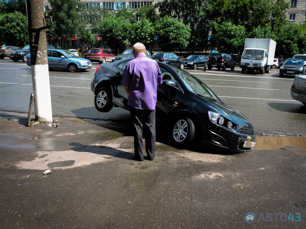 На Октябрьском проспекте под асфальт провалился Chevrolet