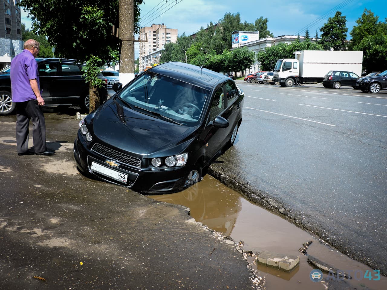 На Октябрьском проспекте под асфальт провалился Chevrolet