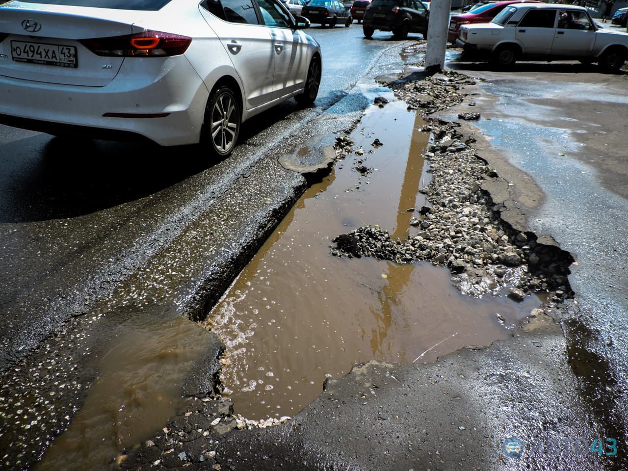 На Октябрьском проспекте под асфальт провалился Chevrolet