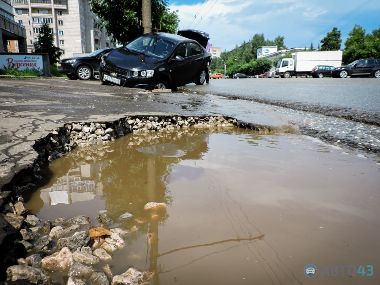 На Октябрьском проспекте под асфальт провалился Chevrolet