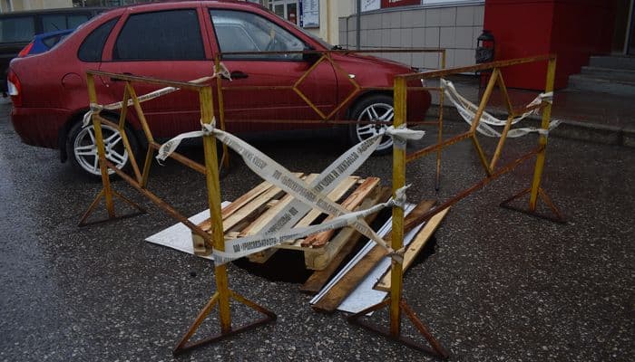 На парковке у «Европейского» провалился асфальт: образовалась огромная яма