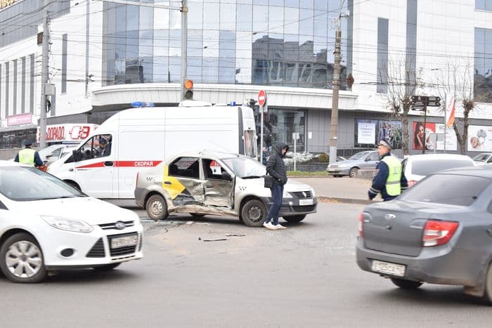 В ДТП на улице Воровского пострадали несколько детей