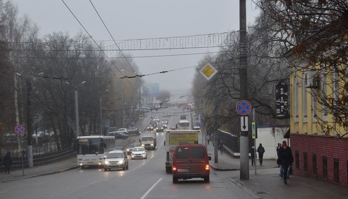 Киров в воде - дорожники чистят ливневые канализации