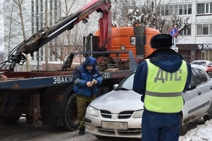 За эвакуацию легковушки в Кирове придется заплатить почти 1 500 рублей