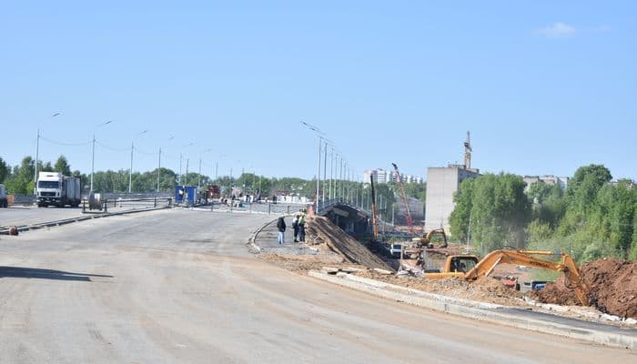 Финишная прямая: на путепроводе в Чистые пруды начали укладывать асфальт