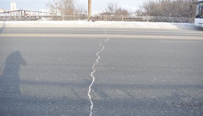 «Опять эта щель»: по мосту на улице Воровского снова «вылезла» трещина