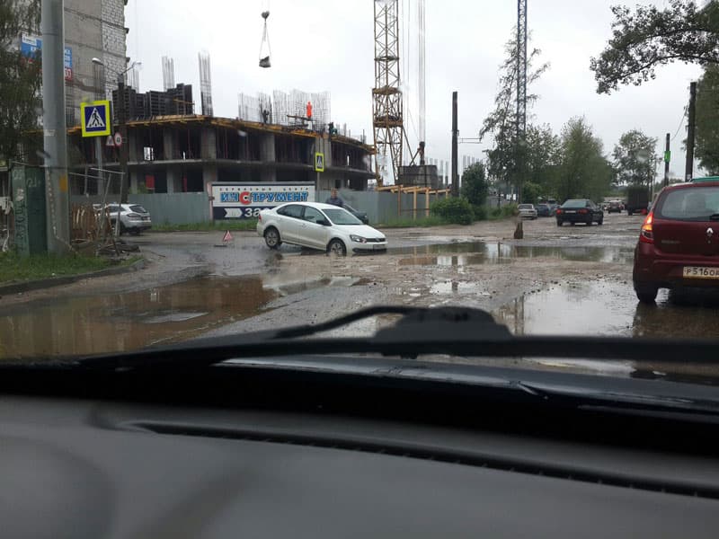 На перекрестке Калинина и Пугачева иномарка застряла в луже