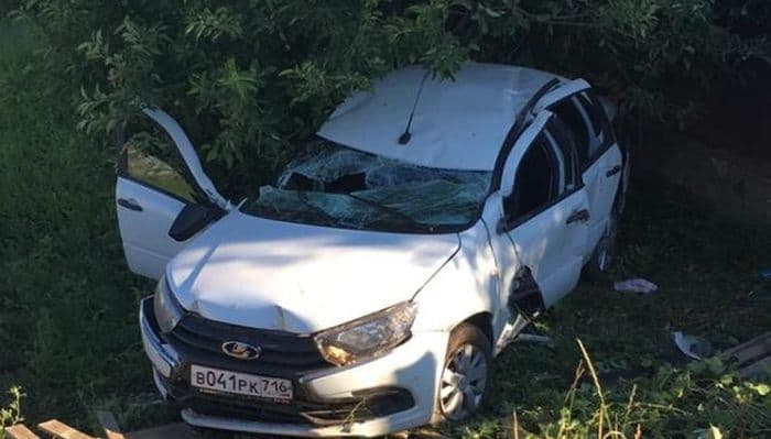 Пьяный мужчина на «Ладе» вылетел в кювет, а потом и в забор