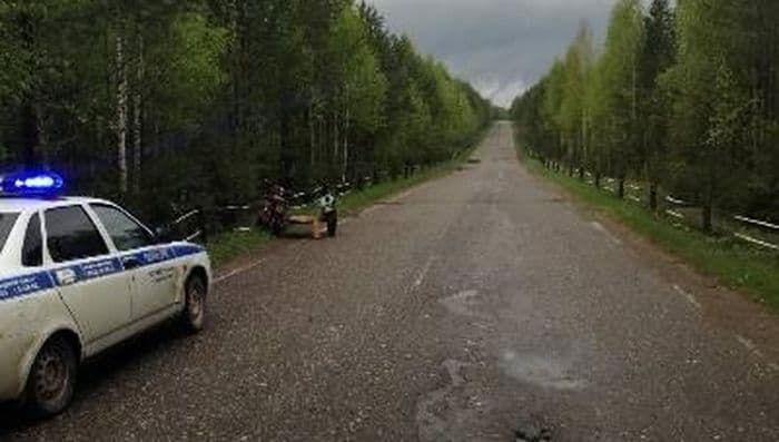 Трезвый бесправник-мотоциклист уснул во время движения и врезался в отбойник