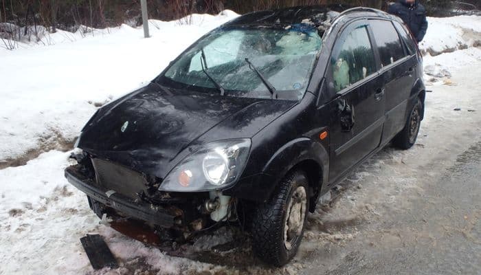 Водитель на «Фиесте» улетел в сугроб: два человека получили травмы