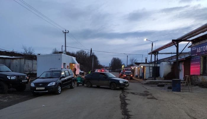 В Кирове пьяный мужчина на ретро-мотороллере «уценил» две «Лады»