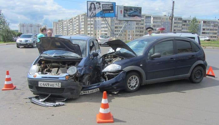 «Морды» машин разбиты. Водитель просто не уступил дорогу молодой девушке на «Матизе»