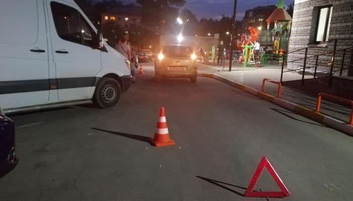 В Кирове под колеса автомобиля попал трехлетний мальчик