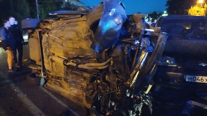 Жесть на Октябрьском: молодой водитель на «Ладе» «собрал» 3 машины и двоих пешеходов