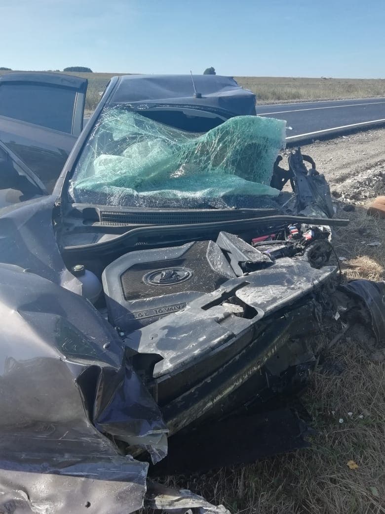 В Советском районе водитель на “Весте” выехал на встречку и врезался в “Газельку”