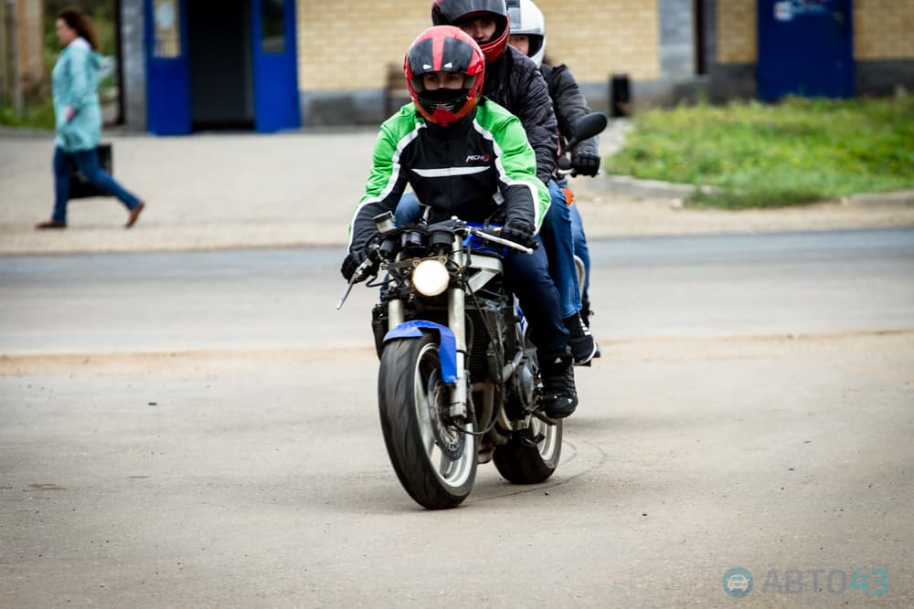 Рокочущая колонна проехала по Кирову – байкеры закрыли сезон