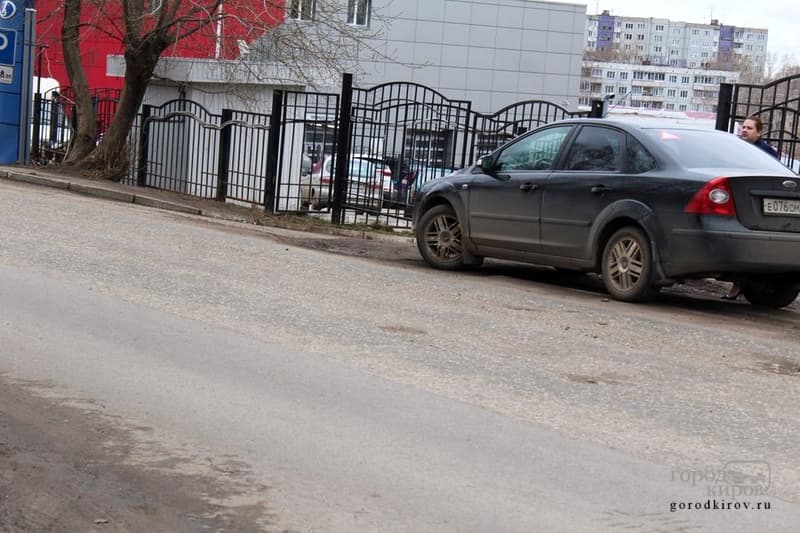 «Раскопки — это незначительно». Дорожники проверили улицу Горбуновой, отремонтированную год назад