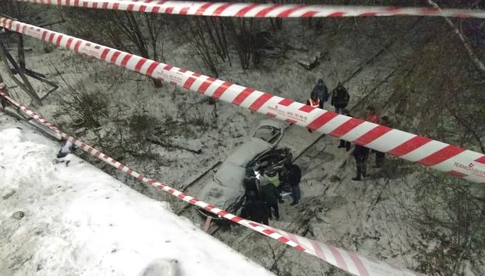 "Полёт ненормальный": с моста на Воровского вылетела легковушка 
