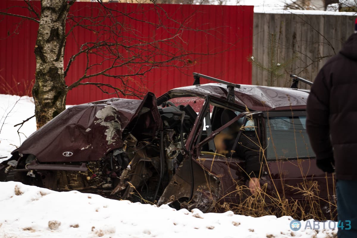 В Ганино машину разворотило о столб: водитель погиб