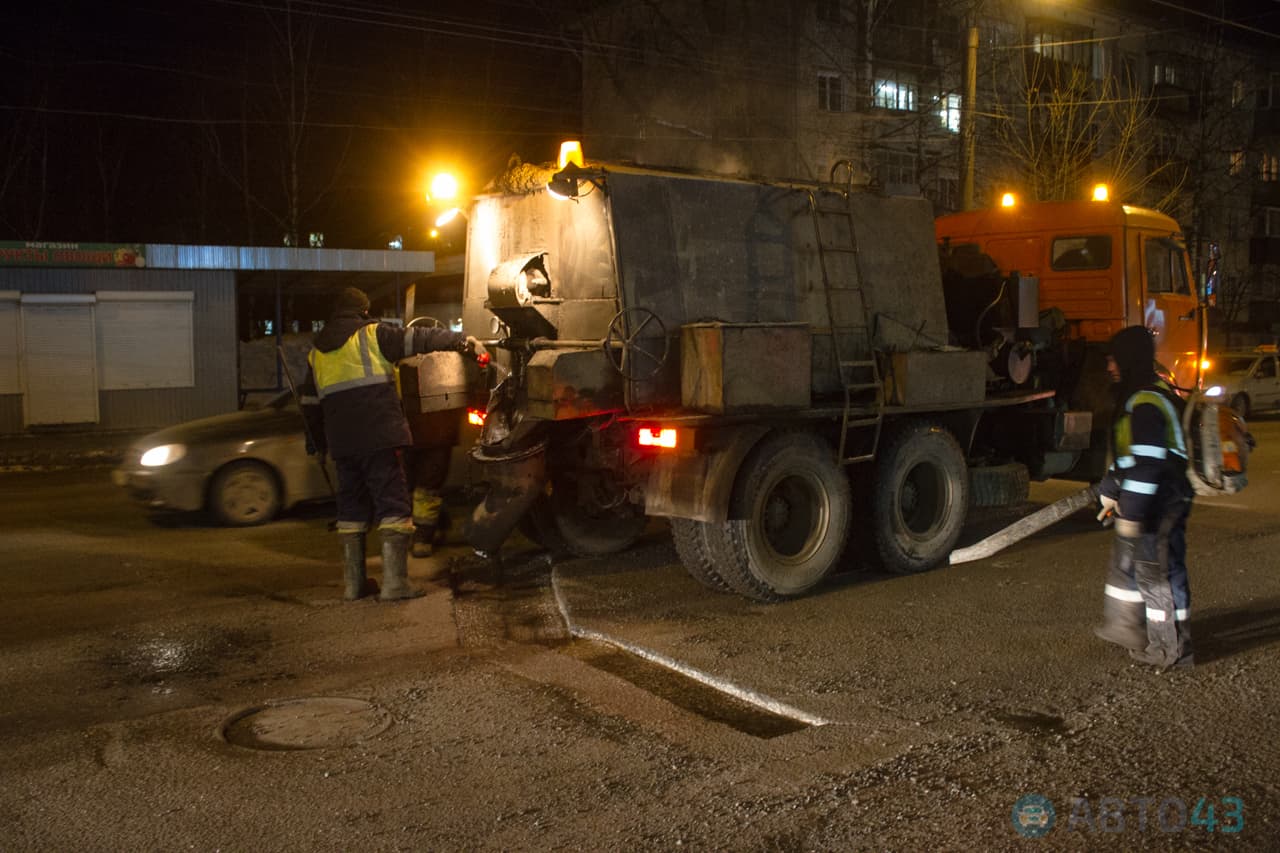 Еще 8 суток ямочного ремонта. Ночами Киров покрывается заплатами